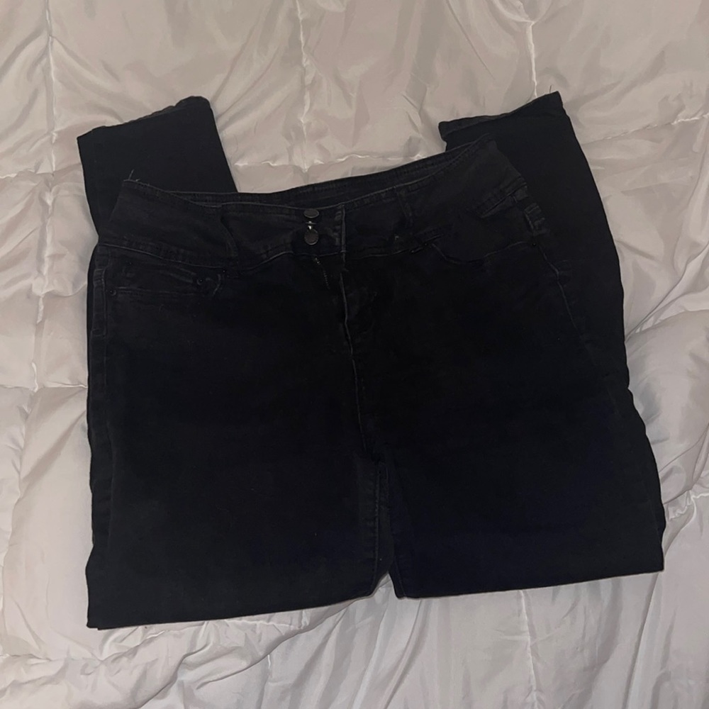 Black skinny jeans with 3 buttons